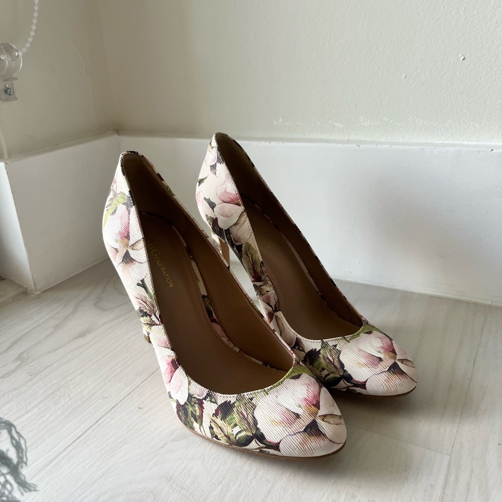 NWOT: 4 inch FLORAL PRINT BY BCBG